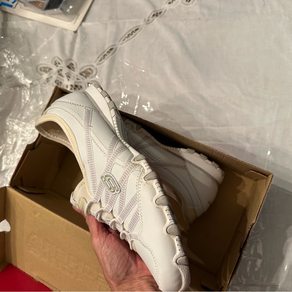 New Skechers women’s White Bikers-Dream Come True Sneakers size 9 in box - Picture 5 of 16